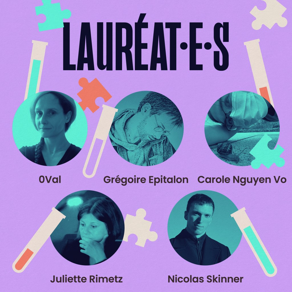 Les photos des lauréates et lauréats du concours de nouvelles, entre des éprouvettes et des pièces de puzzle